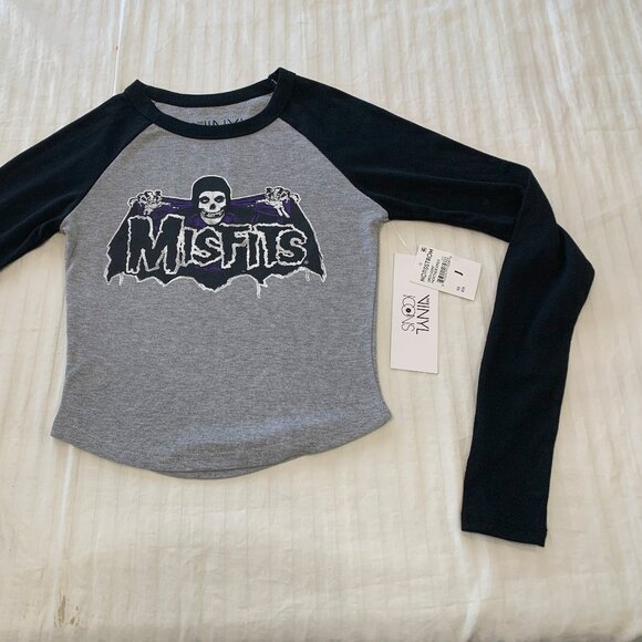 🦋   NWT  THE VINYL ICONS MISFITS WOMENS TOP SIZE XS 🦋 - Picture 3 of 10